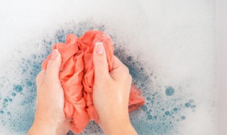 洗衣粉和牙膏能一起洗衣服吗（洗衣粉和牙膏可以一起洗吗?）