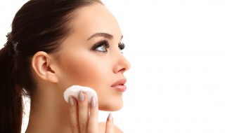 一般卸妆水可以卸全脸吗 卸妆水卸全脸的妆的正确使用方法