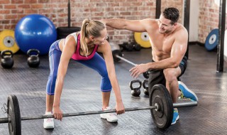 杠铃平板卧推锻炼哪些肌肉 杠铃平板卧推主要锻炼哪些肌肉