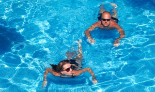 夏天去户外游泳池游泳要注意哪些 夏天去户外游泳池游泳要注意哪些问题