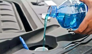 夏天可用自来水代替汽车玻璃水吗（夏天汽车可以用自来水代替玻璃水吗）