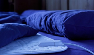 电热毯铺在床单下还是棉絮下 电热毯铺在棉被下面还是床单下面