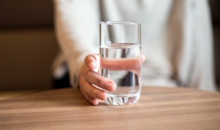 怎么洗玻璃杯没有水渍 玻璃杯子洗好不留水渍的技巧