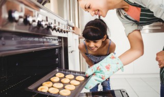 用烤箱做饼干可不可以放在烤架上 饼干可以放在烤架上烤嘛