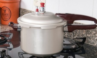 高压锅盖子上给凉水为什么能降压 高压锅可以用水降温吗