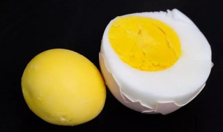 鸡蛋的蛋黄煮熟后为什么变黑（为什么鸡蛋煮熟了蛋黄会变黑）