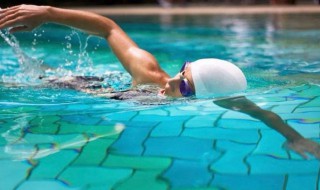 游泳运动员年龄的最大年龄限制（游泳运动员年龄的最大年龄限制是多少）