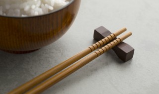 拿筷子的手是左还是右（拿筷子的手是左还是右手）