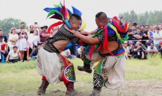 蒙古摔跤前为什么左右跳 蒙古摔跤手为什么要左右跳