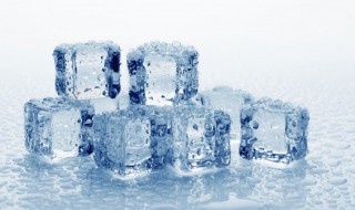 冰箱冰格冻的冰块怎么取出来（冰箱的冰格里的冰块怎么取出好方便）