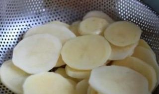 土豆切好了泡水里可以放多久 土豆切好了泡水里可以泡多久