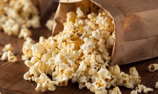 为什么看电影要吃爆米花（为什么看电影要吃爆米花,薯条和可乐?）