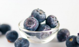 蓝莓是直接吃还是剥皮吃（蓝莓怎样吃是剥开皮吃还是直接吃）