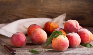 桃子放在冰箱里保存还是外面保存（桃子放在冰箱里保存还是外面保存好）