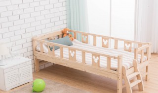 婴儿床怎么选（婴儿床怎么选择木制的还是可折叠）