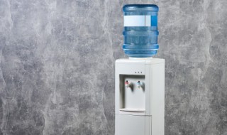 饮水机怎么换水（饮水机怎么换水桶视频）