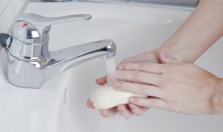发泡胶怎么清洗手上（发泡胶弄手上如何清洗）