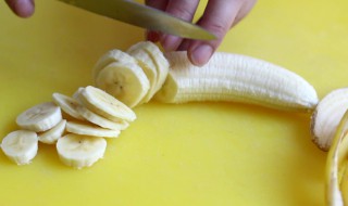 如何清洗白衣服上的香蕉渍 香蕉弄白衣服上怎么洗