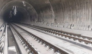 如何消除高铁进入隧道的压力（高铁经过隧道气压）