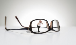 佩戴眼镜的正确方法 戴眼镜正确的佩戴方式