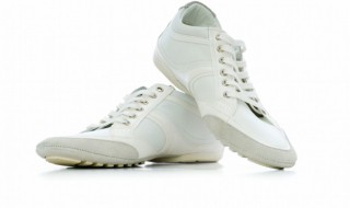白色皮鞋染上颜色了怎么办 皮子白鞋染上颜色怎么办