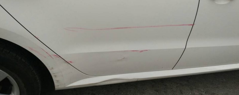白色汽车油漆刮擦一点怎么修复