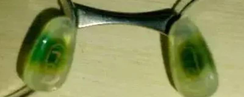 眼镜有铜绿要换镜架吗（铜眼镜架变绿）
