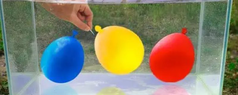 放在水中的气球的运动方向可能是什么