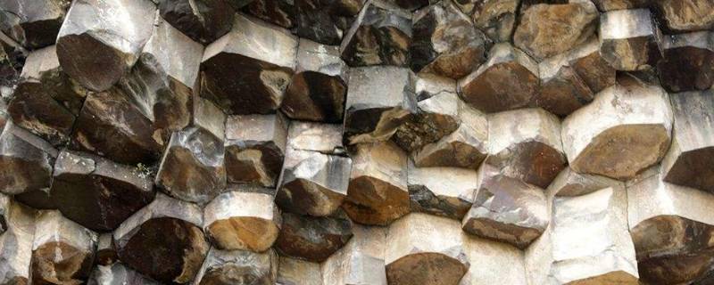 玄武岩是喷出岩还是侵入岩 玄武岩是岩浆岩的喷出岩