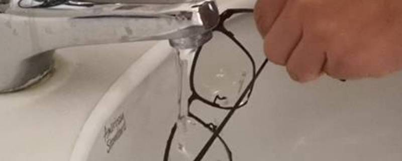 洗洁精洗眼镜会不会损坏眼镜（洗洁精洗眼睛会不会损坏眼镜）