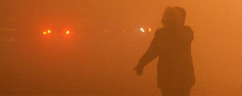 大雾中行走怎样避免危险 大雾中行走的办法