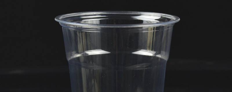 塑料杯可以装开水吗（食品级pc塑料杯可以装开水吗）
