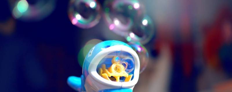 泡泡机玩具怎么使用? 小黄鸭泡泡机玩具怎么使用?