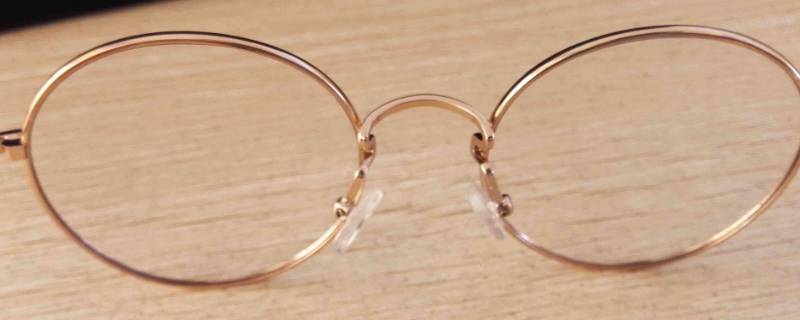 眼镜中间两个透明的叫什么 眼镜中间的两个透明胶片是叫什么