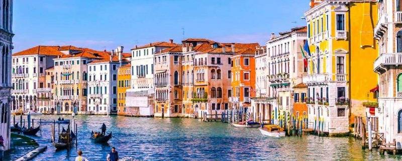 威尼斯是怎么建在水上的（威尼斯为什么建在水里）