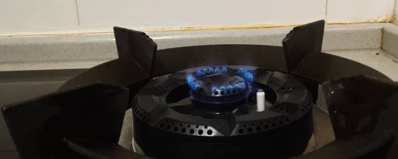 锅底有水能直接放煤气灶上吗（锅底有水可以用煤气吗）