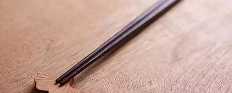 新买的筷子第一次用怎么处理（买的新筷子初次用怎么处理干净）