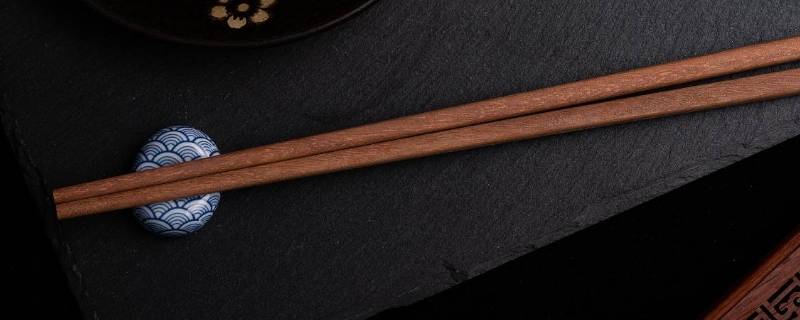 吃完饭筷子应该放在碗上还是桌子上（吃完饭筷子放在碗上好不好）