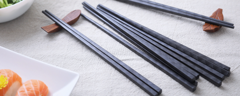 黑白两双筷子哪个是公筷（黑白两色筷子哪个是公筷）