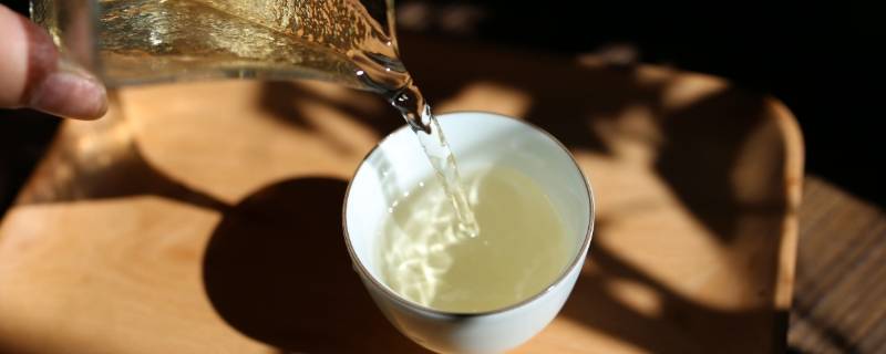 白茶按原料可以分为哪两类（白茶按原料的茶树品种分为哪两类）