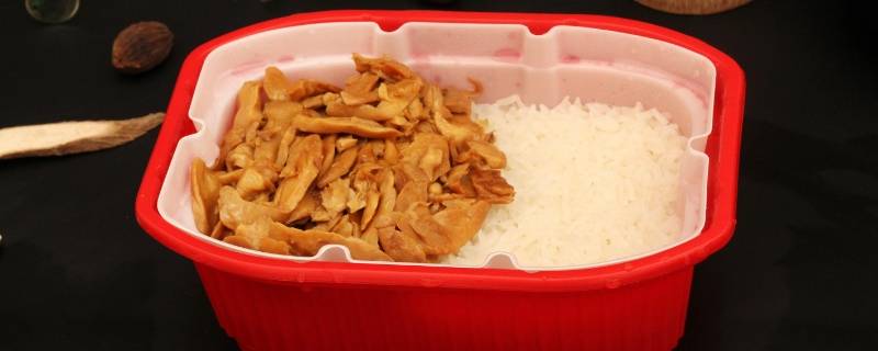 自热米饭为什么嚼着像塑料 自热米饭的塑料盒有毒吗