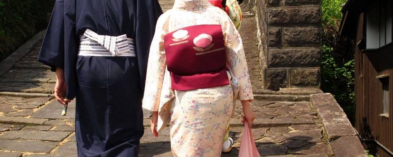 日本和服为什么要背个枕头 日本和服背后的枕头