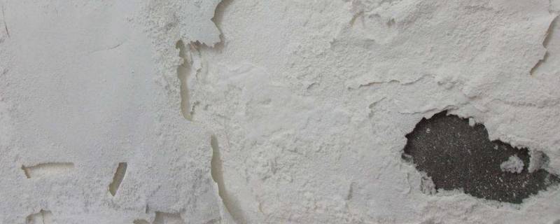 水泥墙上有白色盐霜是什么 水泥墙上有白色盐霜怎么处理