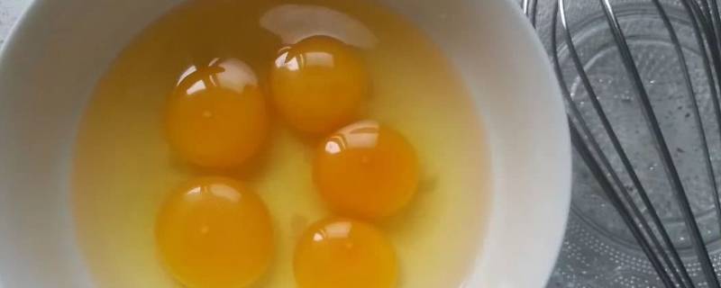 鸡蛋黄发白有什么危害 鸡蛋黄发黄的好还是发白的好