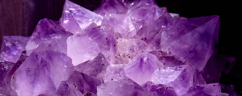 紫色的石头是什么石头 石头里面是紫色的是什么石头