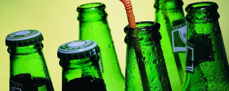 啤酒瓶为什么做成绿色（啤酒玻璃瓶为什么是绿色）