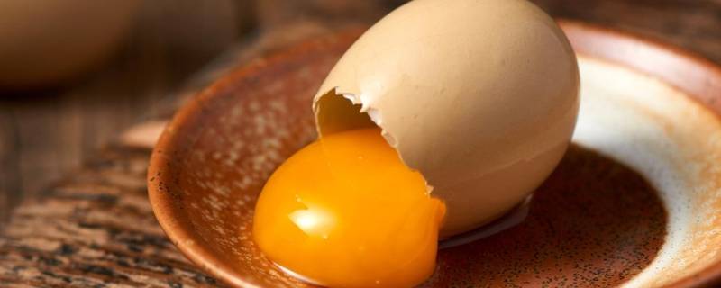 鸡蛋怎样煮好剥起来不粘壳（煮鸡蛋怎样剥壳才不粘连）