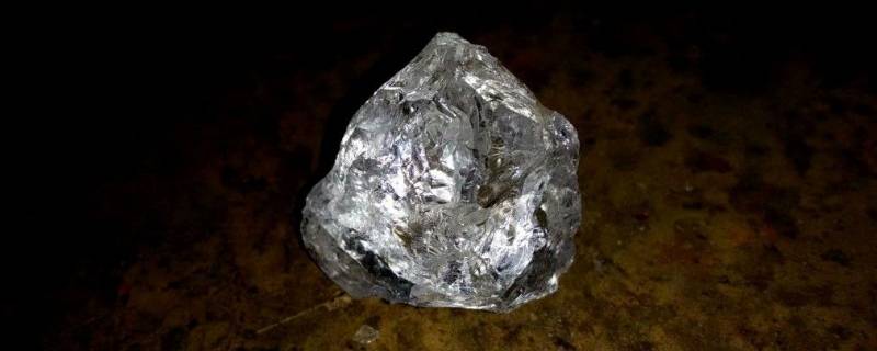完全纯正的钻石是哪种元素组成的无色晶体