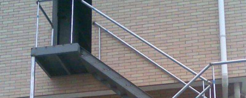 建筑逃生楼梯是否允许设计建设在外墙上