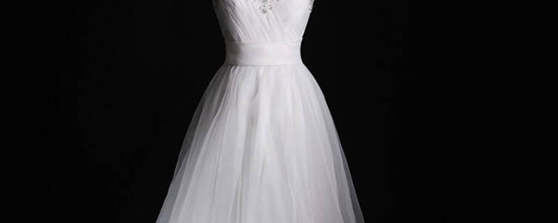 白色婚纱白色礼服配黑色的背景好吗（黑色婚纱和白色礼服）